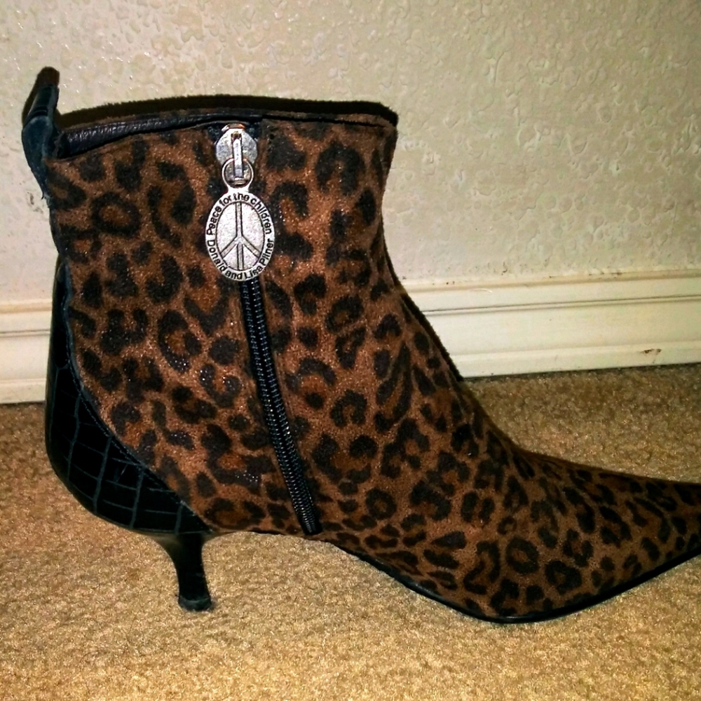 DONALD J PLINER LOLA LEOPARD PRINT BOOTS